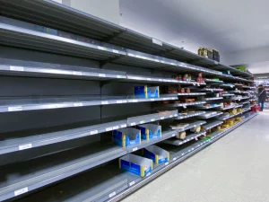 Een afbeelding van lege supermarktschappen